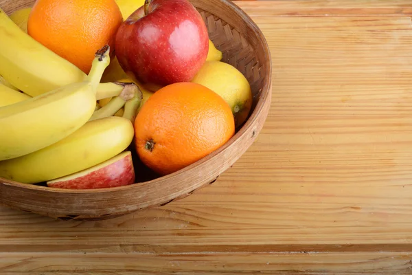 Frutas frescas en mesa de madera. Concepto de alimentación saludable — Foto de Stock