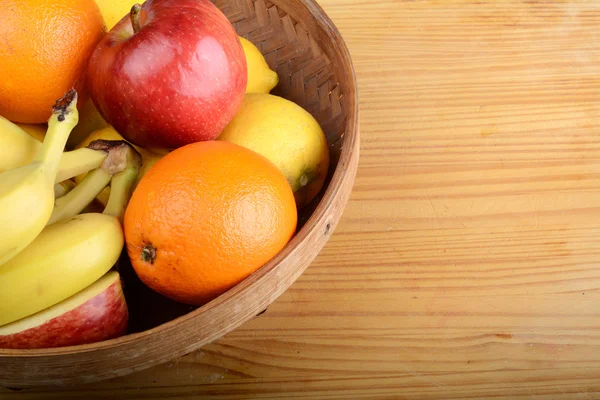 Frutas frescas en mesa de madera. Concepto de alimentación saludable — Foto de Stock