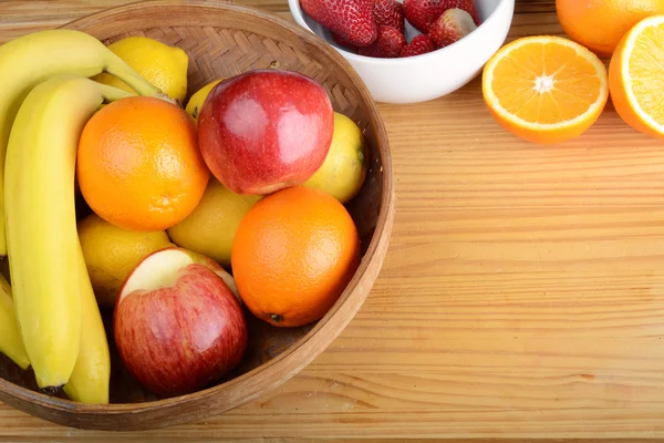 Frutas frescas en mesa de madera. Concepto de alimentación saludable — Foto de Stock