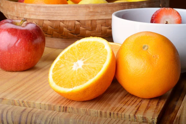 Frutas frescas en mesa de madera. Concepto de alimentación saludable — Foto de Stock