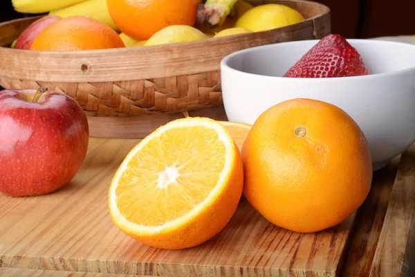 Frutas frescas en mesa de madera. Concepto de alimentación saludable — Foto de Stock