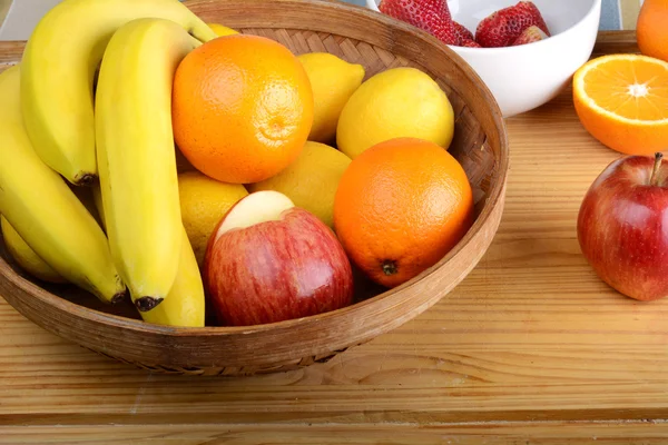 Frutas frescas en mesa de madera. Concepto de alimentación saludable — Foto de Stock