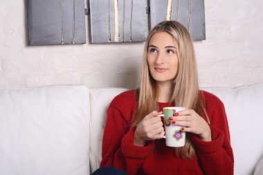 Bir fincan kahveli genç bayan..