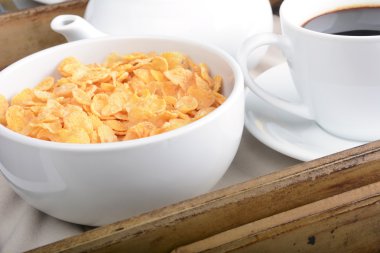 Kahve ve hububatlar ile kahvaltı tepsisi.