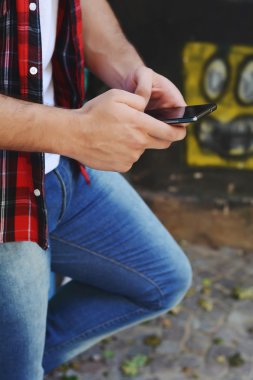 onun akıllı telefon kullanan adam