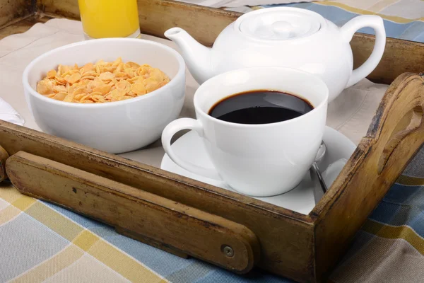 Bandeja de pequeno-almoço com café, sumo de laranja e cereais . — Fotografia de Stock