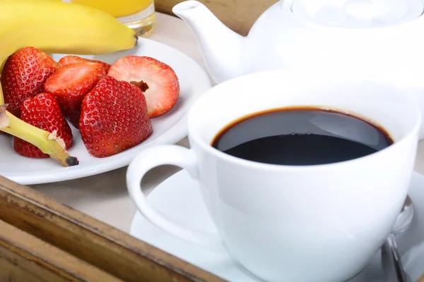 Plateau de petit déjeuner avec café et fruits . — Photo