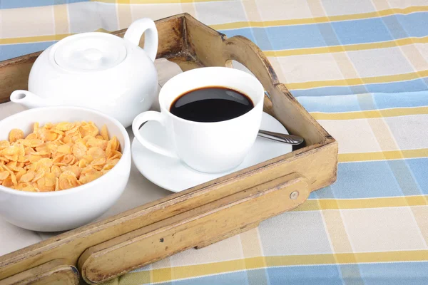 Bandeja de pequeno-almoço com café e cereais . — Fotografia de Stock