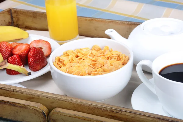 Frühstückstablett mit Kaffee, Orangensaft, Müsli und Obst. — Stockfoto