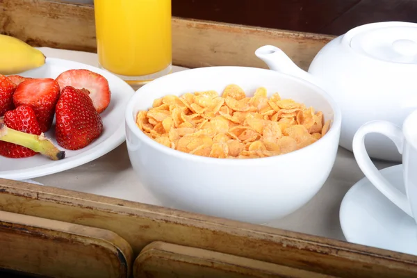 Завтрак поднос с кофе, апельсиновый сок, крупы и фрукты . — стоковое фото