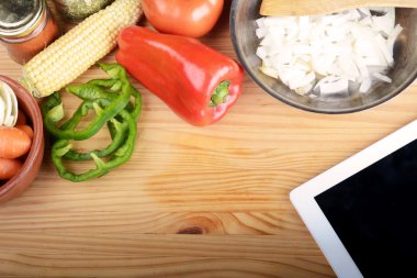 Sebze ve baharat ile dijital tablet.