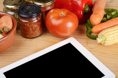 Sebze ve baharat ile dijital tablet.