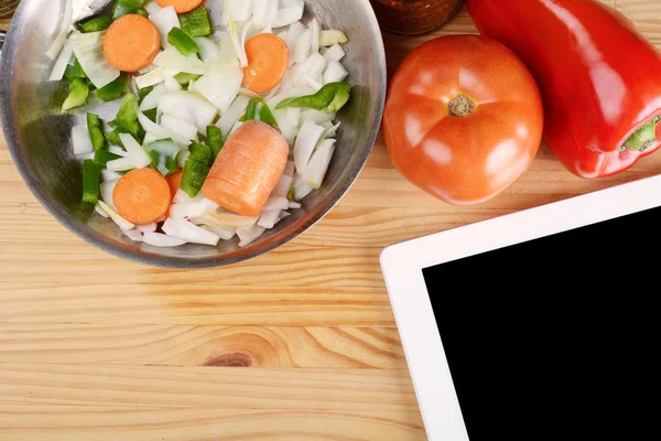 Sebze dijital tablet PC. Sağlıklı gıda kavramı.