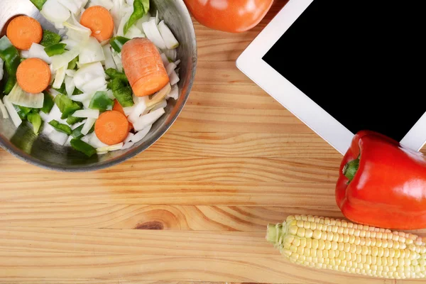 Sebze dijital tablet PC. Sağlıklı gıda kavramı.