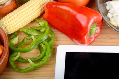 Sebze ve baharat ile dijital tablet.