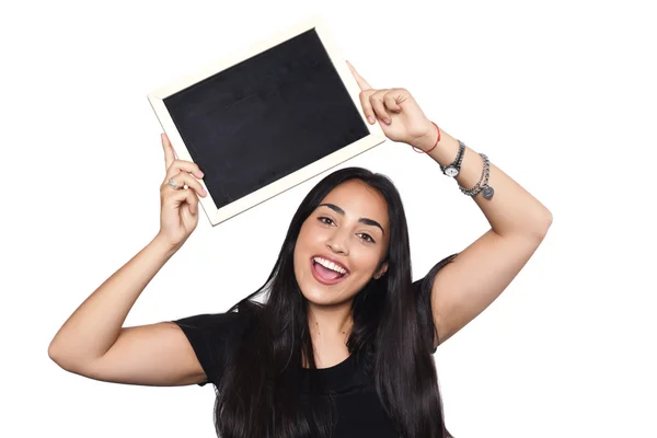 Mujer latina sosteniendo pizarra . — Foto de Stock