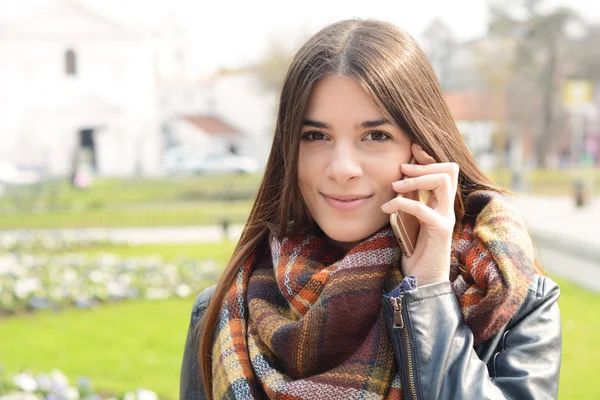 Gros plan d'une jeune femme parlant au téléphone . — Photo