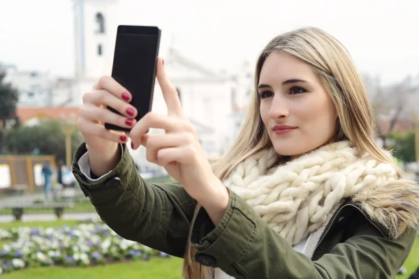 Νεαρή γυναίκα λήψη selfie με το smartphone. — Φωτογραφία Αρχείου