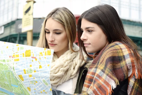 Dva mladí turisté při pohledu na mapu. — Stock fotografie