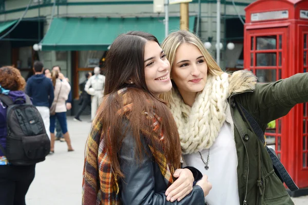 Dos turistas jóvenes mujer tomando selfie . —  Fotos de Stock