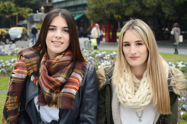 Due giovani ragazze in un viaggio insieme . — Foto Stock