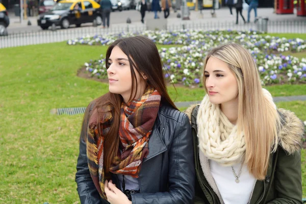 Twee jonge vriendinnen op een reis samen. — Stockfoto