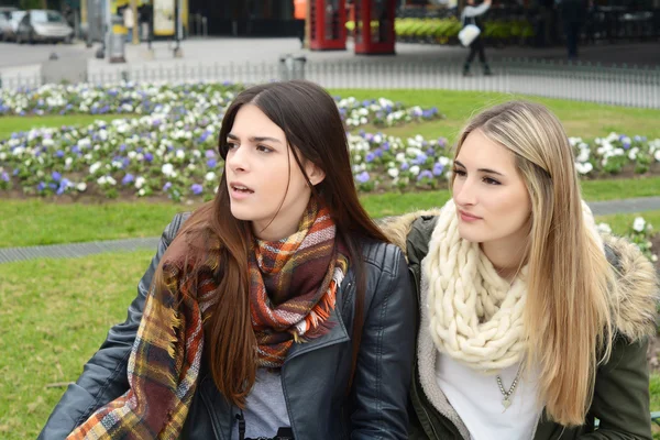 Two young girlfriends on a trip together. — Stock Photo, Image