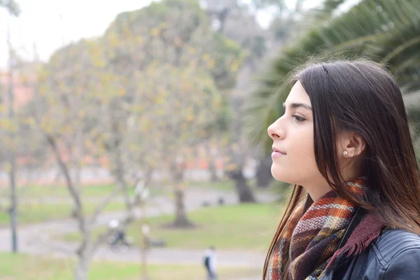 Retrato de uma jovem mulher ao ar livre . — Fotografia de Stock