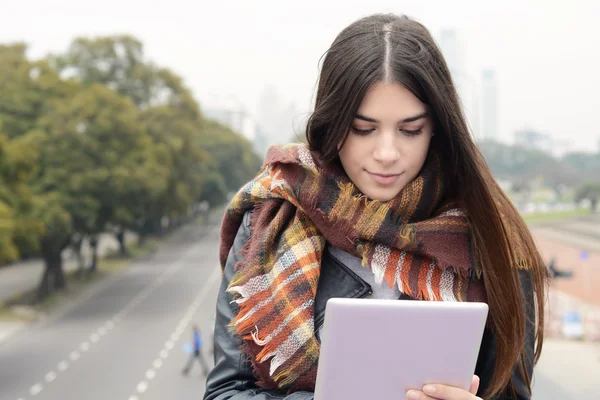 Retrato de una mujer joven usando su tableta . —  Fotos de Stock