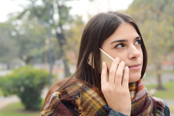 Primer plano de una joven hablando por teléfono . — Foto de Stock