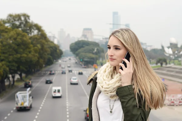 Retrato de una joven hablando por teléfono. —  Fotos de Stock