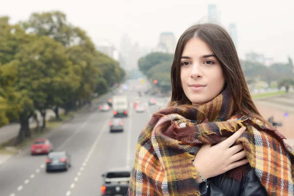 Retrato de una joven al aire libre . —  Fotos de Stock