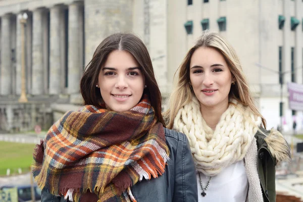 Portrait of two young woman. Urban concept. — Stock Photo, Image