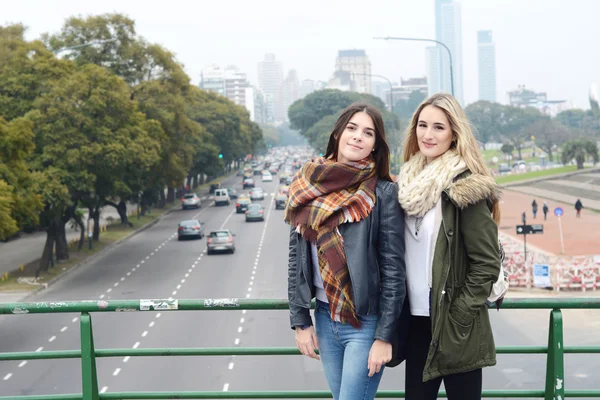 Portrait of two young woman. Urban concept. — Stock Photo, Image