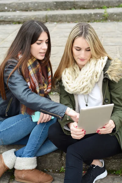 Retrato de dos mujeres jóvenes usando tableta . —  Fotos de Stock