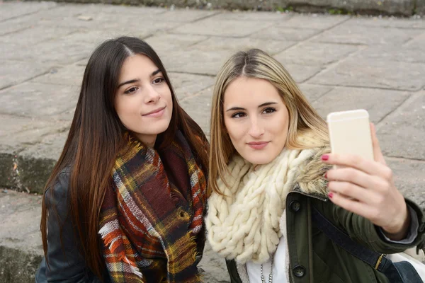 Δύο νέοι φίλες λαμβάνοντας αυτοπορτρέτα με smartphone. — Φωτογραφία Αρχείου