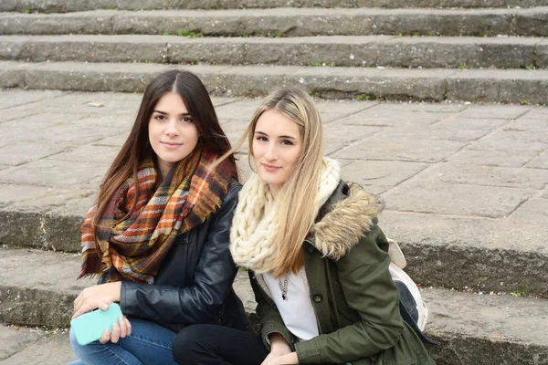 Two young girlfriends on a trip together. — Stock Photo, Image