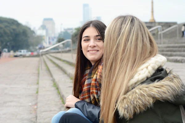 Retrato de dos jóvenes amigos divirtiéndose . —  Fotos de Stock