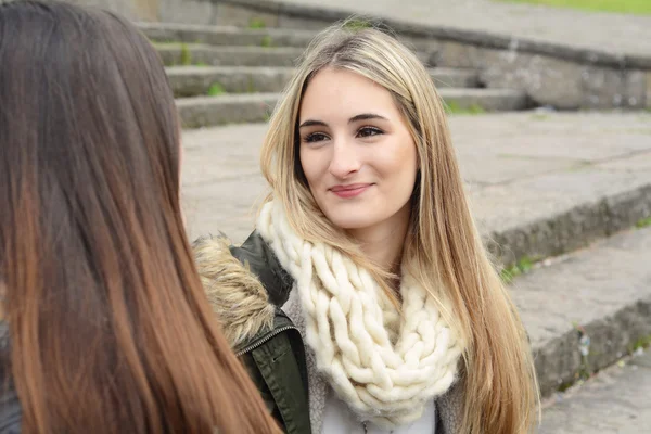 Portret van twee jonge vrienden plezier. — Stockfoto