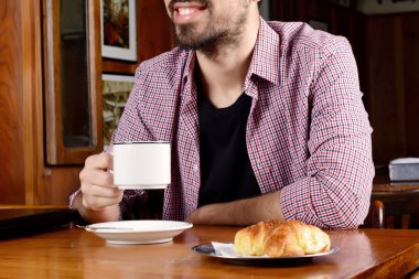 Latin delikanlı bir kafede kahve içme.