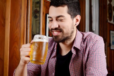 Latince adam barda bira içmek.