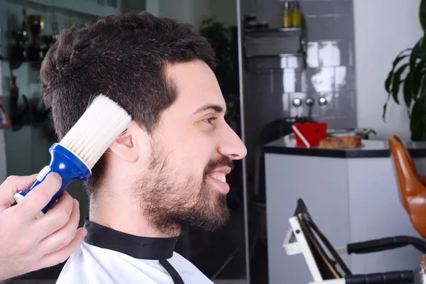 Homem em um salão de cabeleireiro no final de um corte de cabelo . — Fotografia de Stock