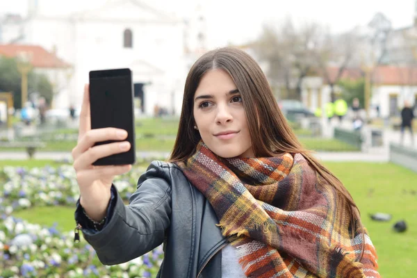 Νεαρή γυναίκα λήψη selfie με το smartphone. — Φωτογραφία Αρχείου