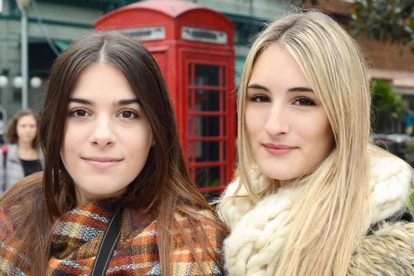 Two young girlfriends on a trip together. — Stock Photo, Image