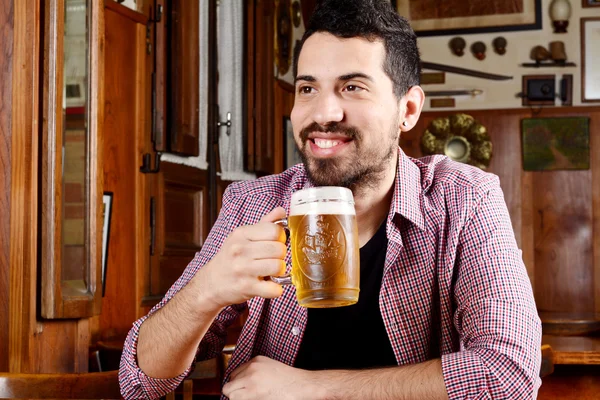 Latince adam barda bira içmek.