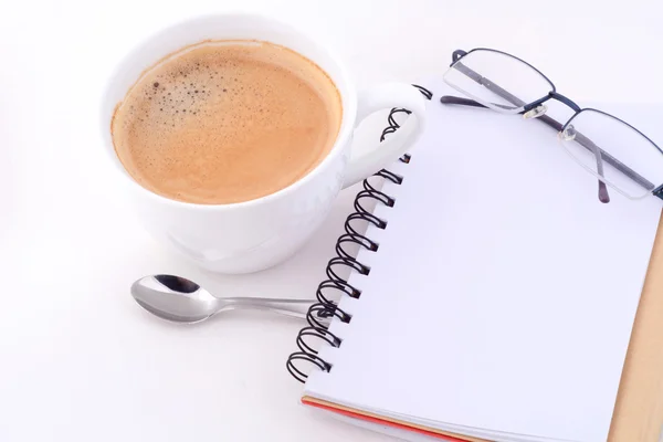 Leeres Notizbuch und eine Tasse Kaffee — Stockfoto