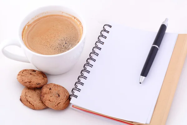 Notebook em branco e xícara de café — Fotografia de Stock