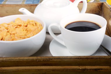 Kahve ve hububatlar ile kahvaltı tepsisi.