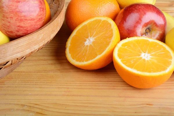 Primer plano de frutas en mesa de madera . — Foto de Stock