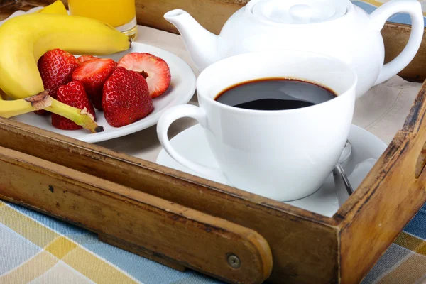 Поднос для завтрака с кофе, апельсиновым соком и фруктами . — стоковое фото